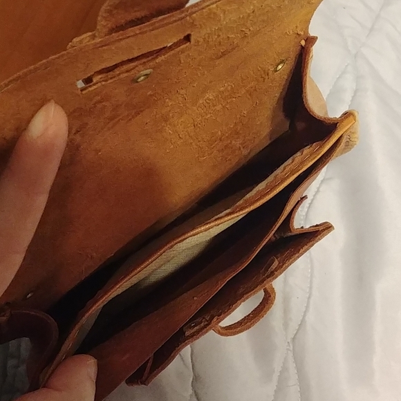 Leather Tooled Camel Crossbody/Shoulder Bag - Picture 7 of 8